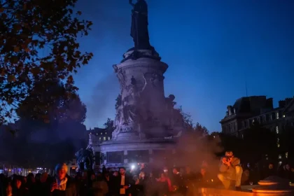 Francúzska vláda po nepokojoch sprísňuje opatrenia, zákazy vychádzania určia miestne úrady