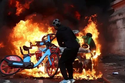 Francúzsko nasadí na protesty 70-tisíc policajtov, Macron odkladá cestu do Afriky