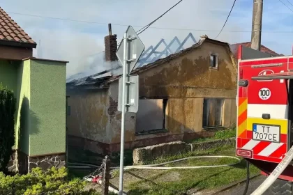 Hasiči zasahujú pri požiari domu v trnavskej Modranke