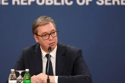 Historická noc v Srbsku. Opoziční študenti porazili Vučiča, ktorý priznal porážku