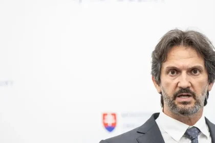 Kaliňák je pri moci a miliarda eur smeruje do neobranných projektov, upozorňuje opozícia