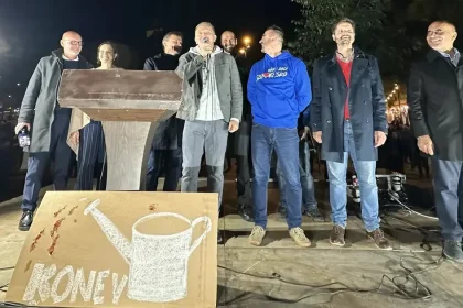 Ľudia kričali „konečne“ pri slovách o spájaní opozície. Hlina: Dobré je aj ovoňať sa
