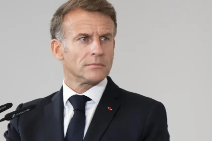 Macron kritizuje sociálne siete za podnecovanie napätia počas protestov