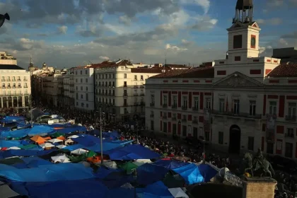 Madrid a vyše 50 miest Španielska zaplnia protesty proti drahému bývaniu a sporom