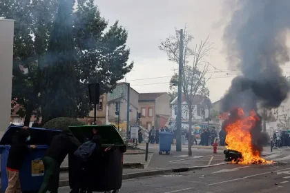Masové protesty vo Francúzsku: Do ulíc vyšli desaťtisíce ľudí