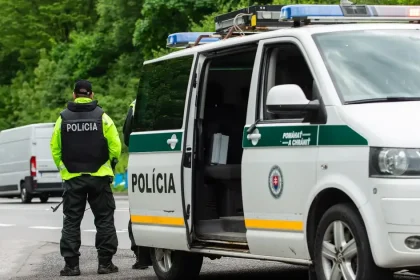Mladíka, ktorý sa pred školou vyhrážal dievčine nožom, vzala polícia do väzby