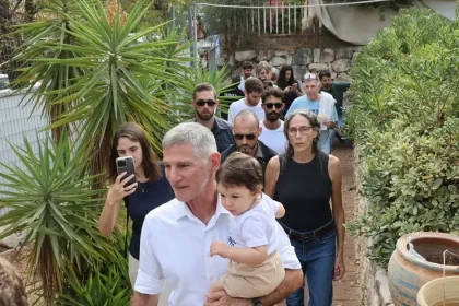 Muž s nožom sa vyhrážal izraelskému opozičnému lídrovi, polícia ho zadržala