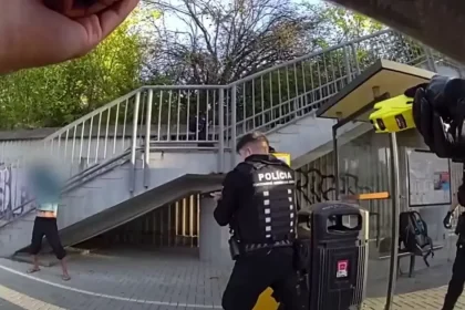 Muž s nožom vyhrážal sa medikom, skončil vo vyšetrovacej väzbe