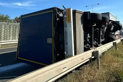 Na diaľnici D1 smerom do Trnavy sa zdržíte. Prevrátil sa kamión a doprava je obmedzená