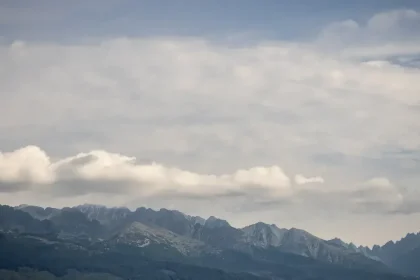 Noc prinesie mráz do dolín a husté hmly. Kde teploty klesnú pod nulu?