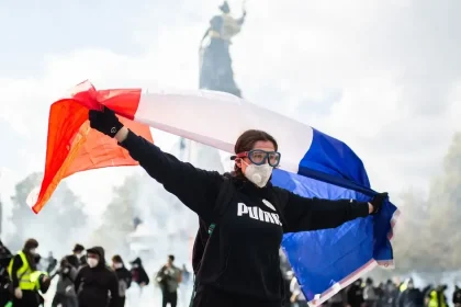 Paríž a ďalšie mestá zavádzajú prísnejší nočný zákaz vychádzania a zákaz protestov