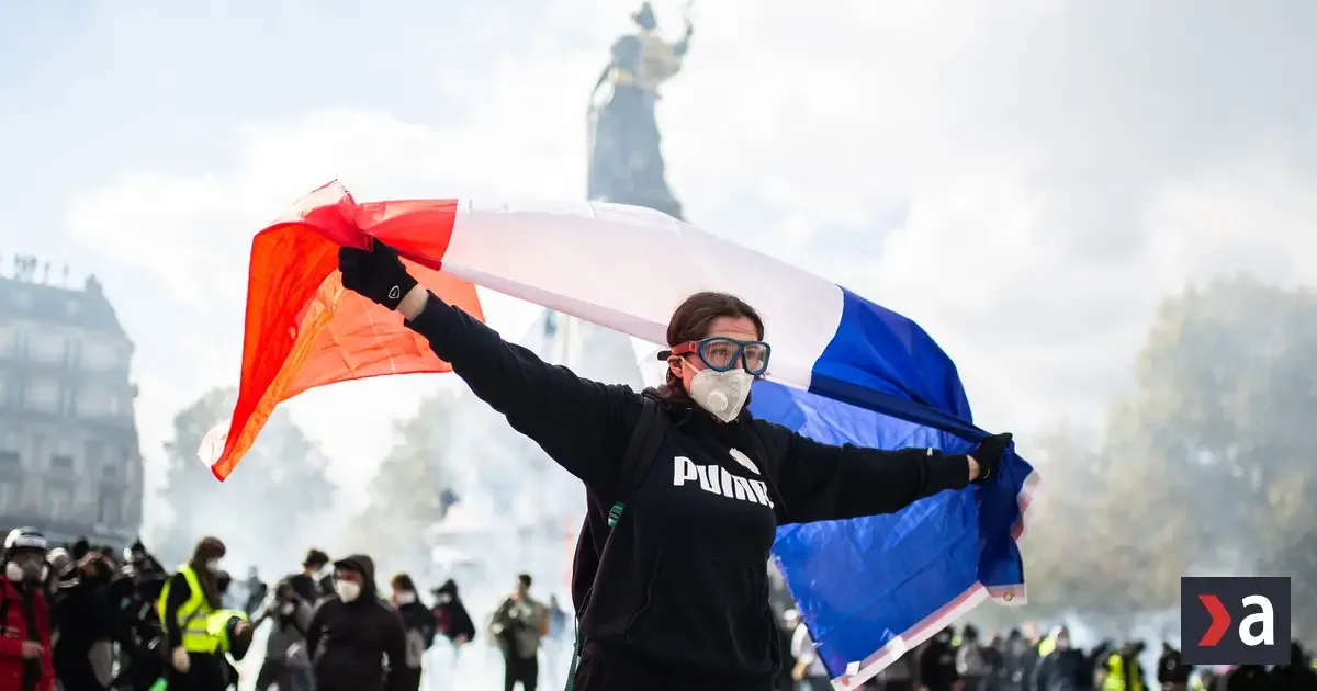 Paríž a ďalšie mestá zavádzajú prísnejší nočný zákaz vychádzania a zákaz protestov