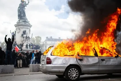 Paríž predlžuje zákaz vychádzania aj na dnešnú noc a sprísňuje pravidlá pre protesty