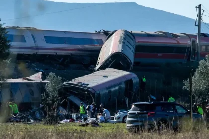 Po tragickej zrážke vlakov v Španielsku vypukli protesty