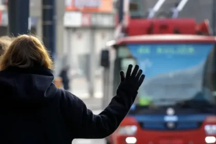 Po útoku v Staškove napadol muž v Bratislave študentov medicíny čakajúcich na autobus