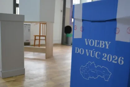 Policajti zadržali trojicu podozrivých z korupcie pri parkovisku vo Vranove nad Topľou