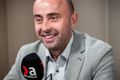 Politológ Štefančík vidí v slovenskej politike rovnaké stratégie ako v slovníku nacistov