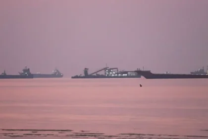 Požiar na tankeri po útoku v Hormuzskom prielive, posádka bez zranení