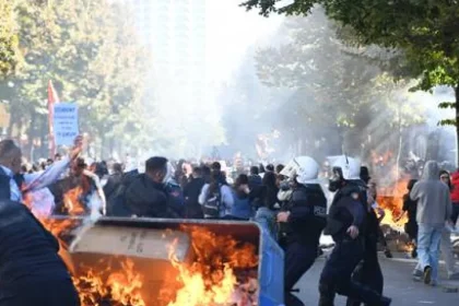 Protesty proti korupcii a stavebnému projektu otriasli albánskou vládou