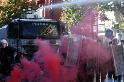 Protesty proti vláde v Albánsku eskalujú. Študenti napadli ministerstvo školstva