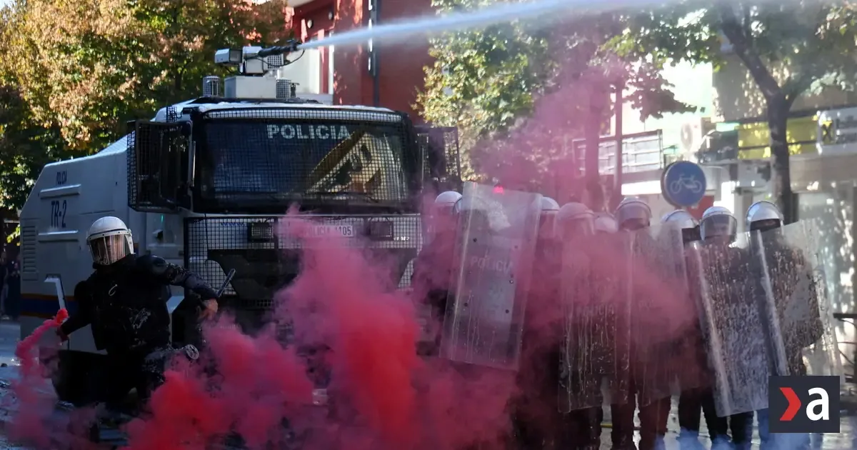 Protesty proti vláde v Albánsku eskalujú. Študenti napadli ministerstvo školstva
