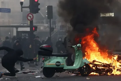 Protesty vo Francúzsku: polícia zadržala minimálne 166 osôb