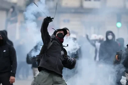Rekordný počet zatknutí po protestoch vo Francúzsku, stovky ľudí zostávajú vo väzbe