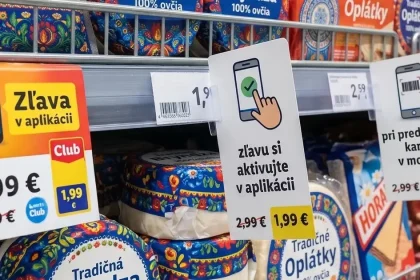 Seniori môžu v obchodoch platiť viac než mladí. Zľavy často nájdu len v mobile