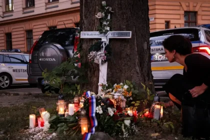 Slovensko si pripomína tragédiu na Zochovej. Polícia posilní kontroly