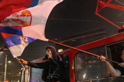 Študenti prevalcovali Vučiča. V 22 mestách zdolali SNS, najviac v Novom Sade