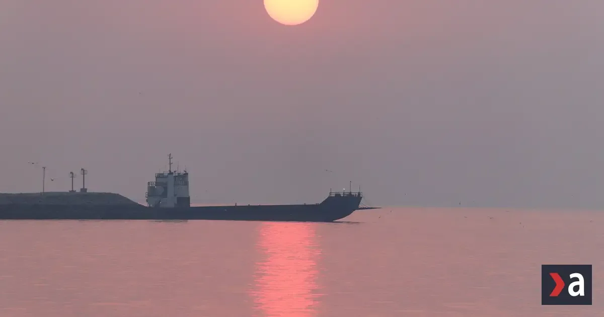Tanker v Hormuzskom prielive zasiahol mínu, na palube vypukol požiar