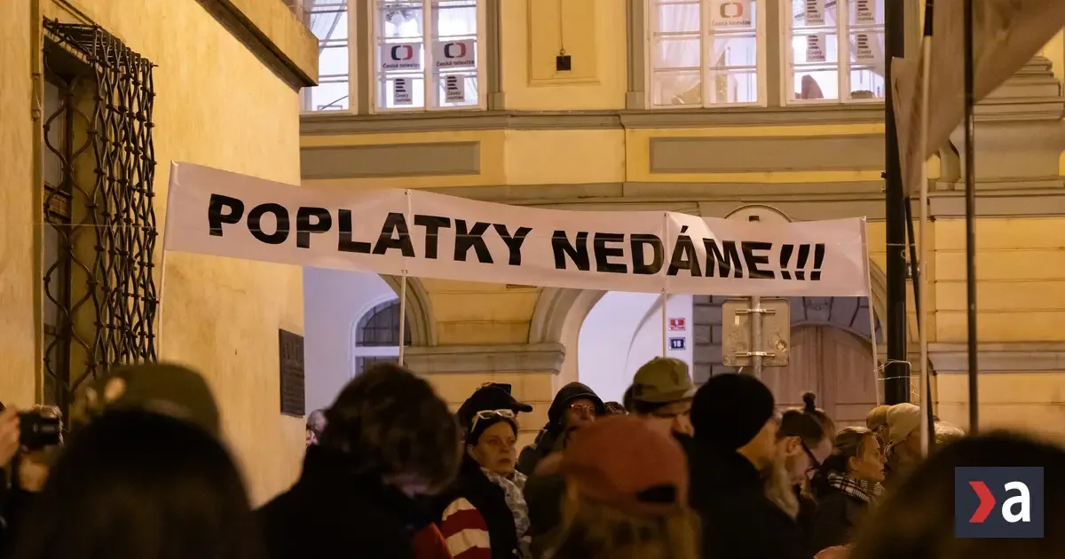 Tisíce ľudí na Staromestskom námestí protestovali za nezávislosť médií
