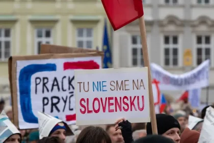 Tisíce ľudí v Prahe demonštrovali proti zrušeniu koncesionárskych poplatkov