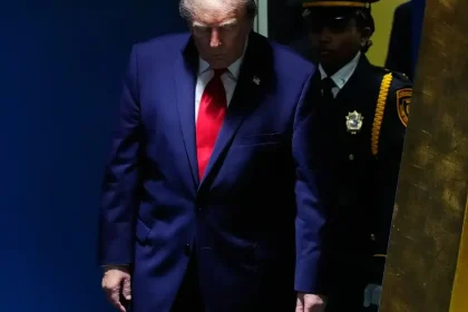 Trump hrozí Iránu úderom. Núdzové pristátie lietadla po zásahu pilota vyvolalo podozrenia