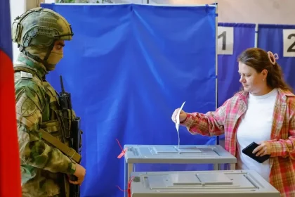 Urny nosili k domom, volebné tímy strážili ozbrojenci