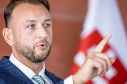 Ústavný súd prijal sťažnosť policajtov okolo Čurillu v spore s Šutajom Eštokom