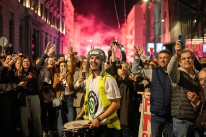 V Belehrade privítali študentov tisíce ľudí, Srbsko čakajú kľúčové voľby