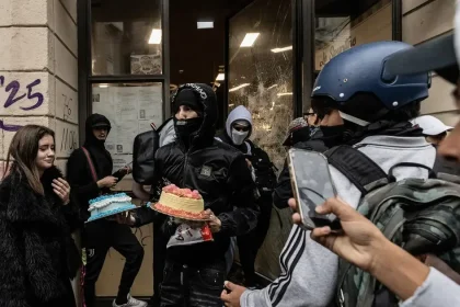 V Miláne pokračujú násilné protesty, polícia zasiahla slzotvorným plynom a vodnými delami