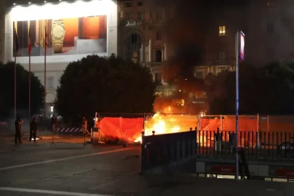 V Miláne protestujúci zaútočili kameňmi na políciu, stanica metra Duomo je zatvorená