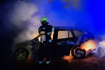 V Žilinskej Lehote horel v noci automobil, hasiči potvrdili podpálenie