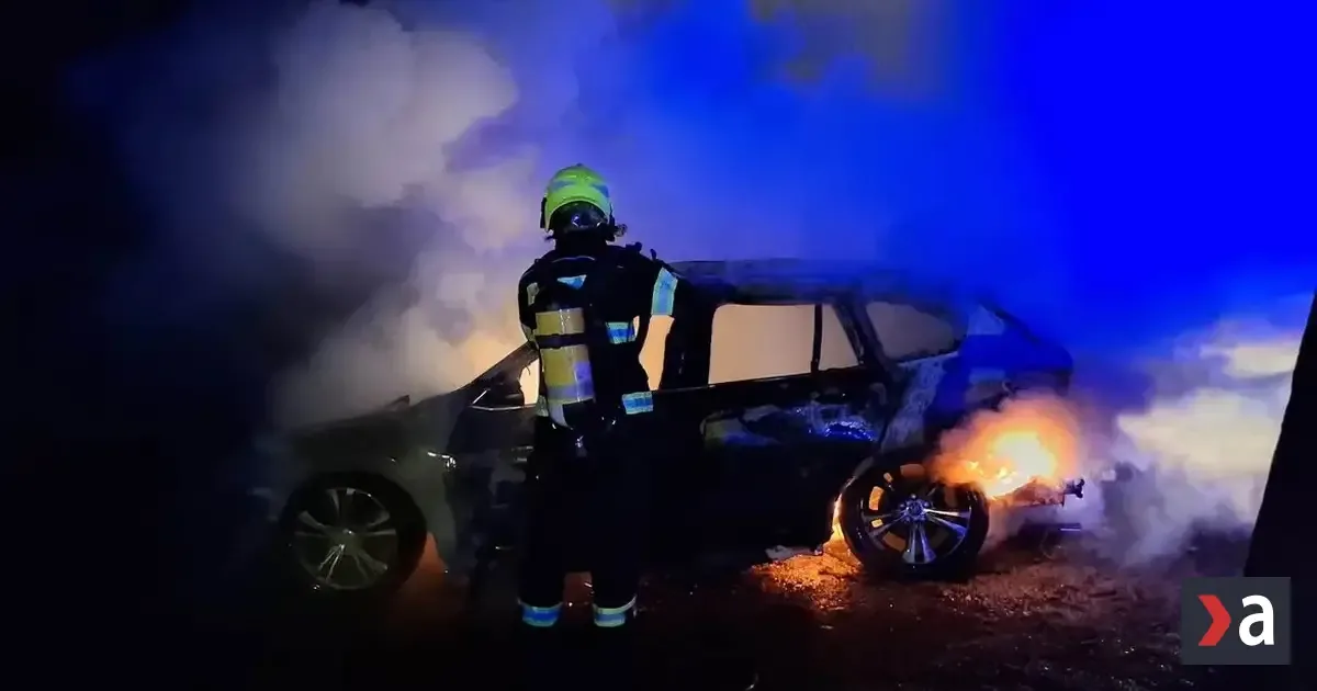 V Žilinskej Lehote horel v noci automobil, hasiči potvrdili podpálenie