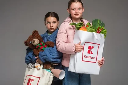 Vianoce plné objatí, nie zbalených tašiek: darujte úsmev dvakrát