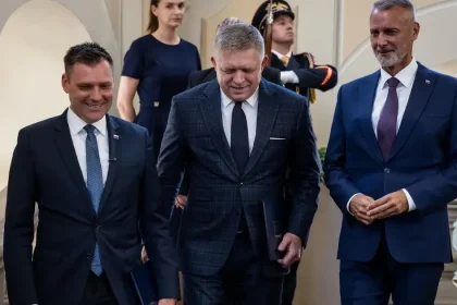 Vláda sa už dokáže obhájiť len strachom z vojny. Fico vyšiel z tejto krízy prvýkrát slabší
