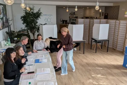 Voľby v dvoch obciach sprevádzali problémy: v Brezinách meškali, v Hrani chybovali lístky