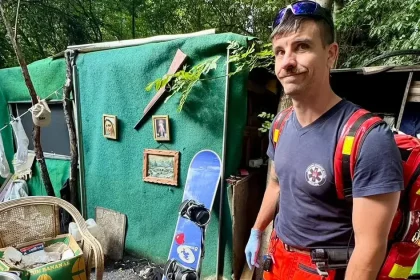 Záchranár čelil ďalšiemu napadnutiu: udrel ho do tváre a pohryzol