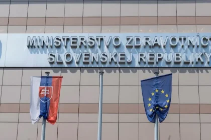 Zmeny v pandemickej komisii vlády prinesú menej stálych členov a online rokovania